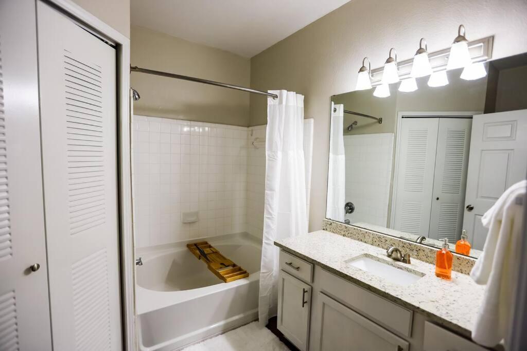 Lux 2Bd 2Ba Minutes From The Water Apartment Pensacola Bagian luar foto